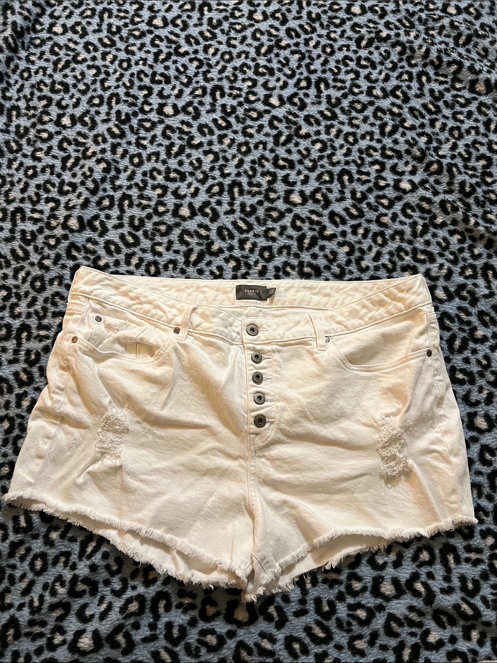 TORRID 22 HIGH RISE WHITE DENIM SHORTS